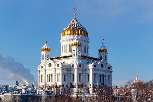 Christ-Erlöser-Kathedrale gegen blauen Himmel im Winter