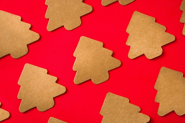 Christbaumbeschriftungsmuster auf rotem Hintergrund