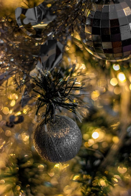 Christbaumkugel auf einem Baum schönes Licht