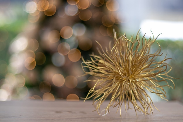 Christbaumkugel vor dem Weihnachtsbaum