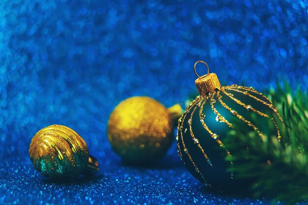 Christbaumschmuck auf glänzendem Hintergrund. Vibrationsfokus.