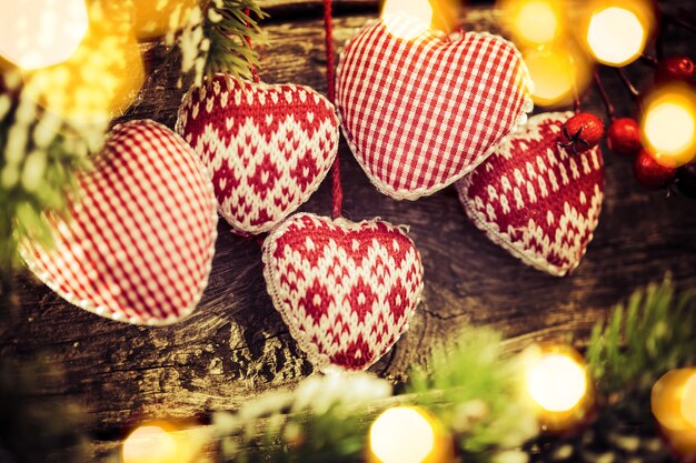 Christbaumschmuck hängt am Ast gegen Holztisch