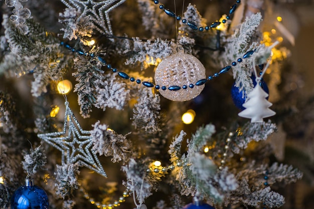 Foto christbaumschmuck im schnee