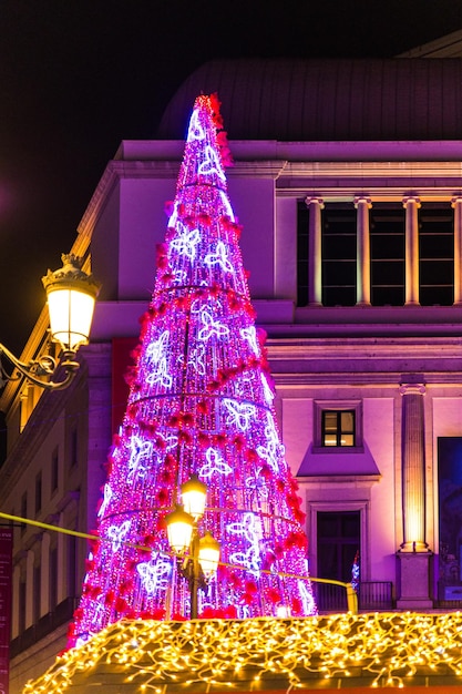 Christbaumschmuck in einem modernen Stadtzentrum bei Nacht