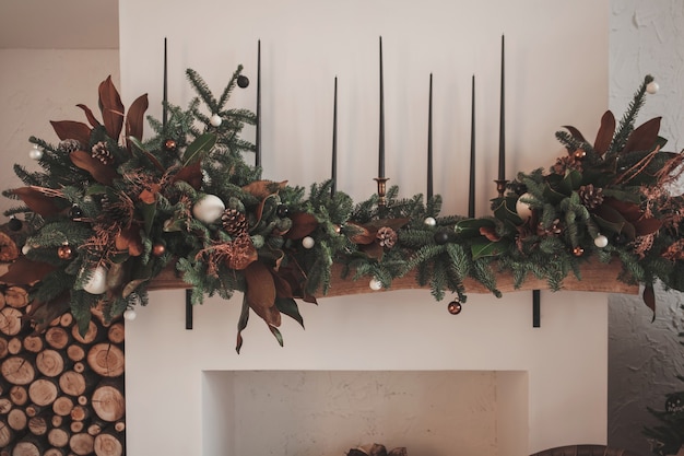 Christbaumschmuck über dem Kamin