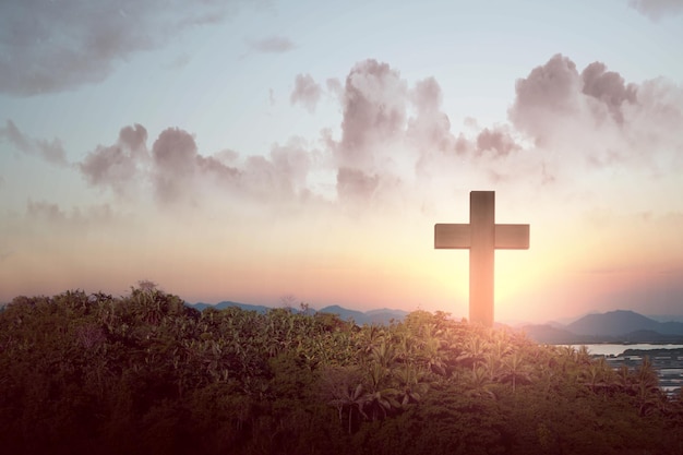 Christian Cross com luz solar e fundo dramático do céu