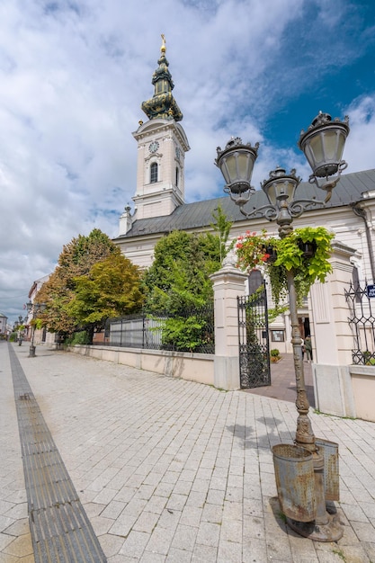 Christlich-orthodoxe Kirche mit Kuppeln und einem Kreuz gegen den Himmel