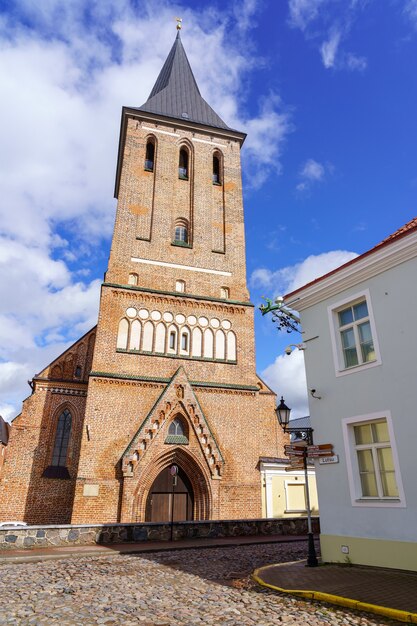 Christliche Backsteinkirche mit ihrem hohen Turm in der estnischen Stadt Tartu.