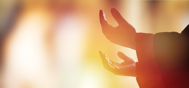 Christliche betende Hände mit Handflächen nach oben