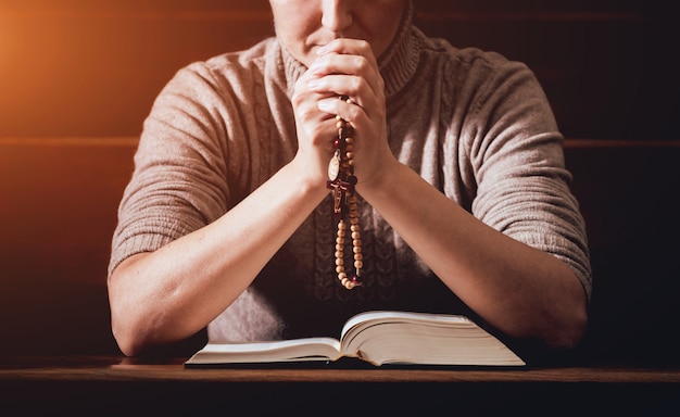 Christliche Frau, die in der Kirche betet.