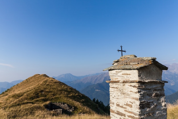 Christliche kapelle an einem sonnigen tag in den italienischen alpen - glaubenskonzept