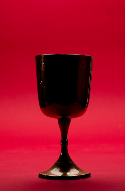 Foto christliche kelchsilhouette mit rotem hintergrund