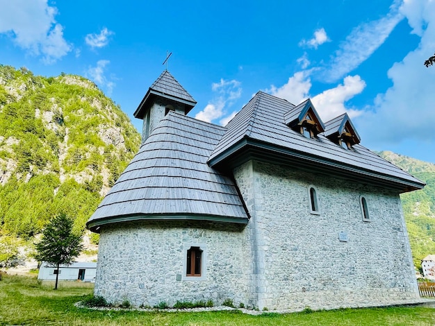 Foto christliche kirche im dorf theth im theth nationalpark albanien
