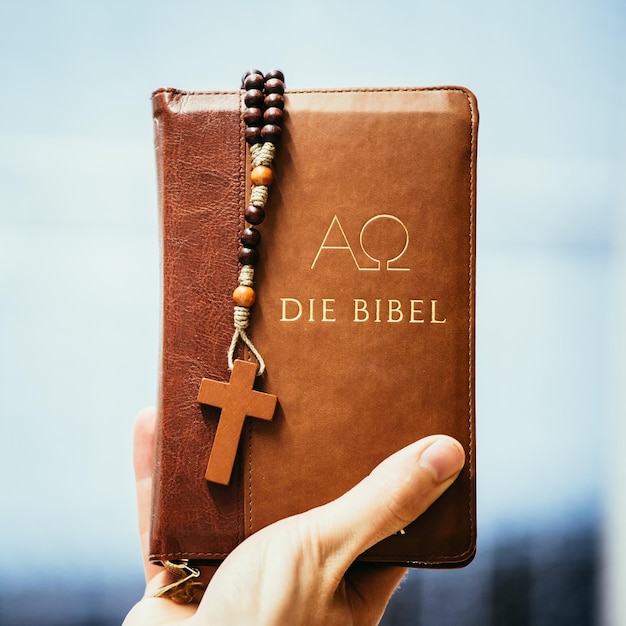 Christlicher Prediger Junger Mann hält die betende Bibel