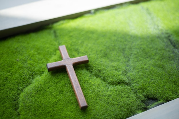 Christliches Holzkreuz auf dem Boden