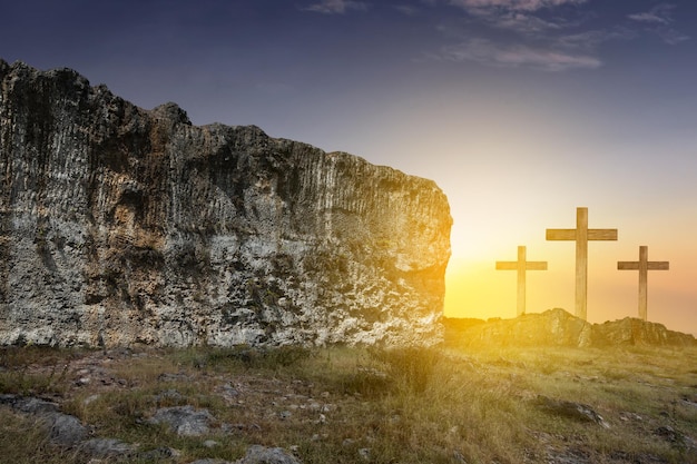 Christliches Kreuz auf dem Felsenhügel