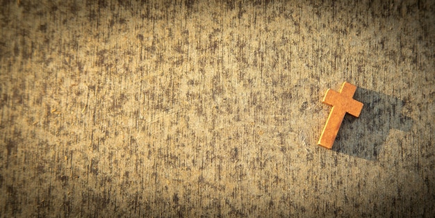 Foto christliches kreuz auf dem hölzernen hintergrund