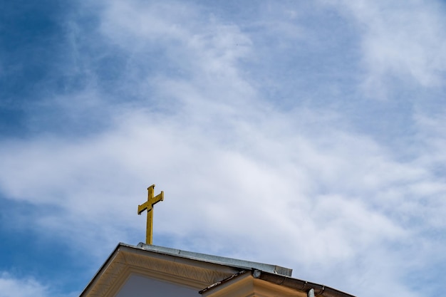 Foto christliches kreuz auf dem kirchendach