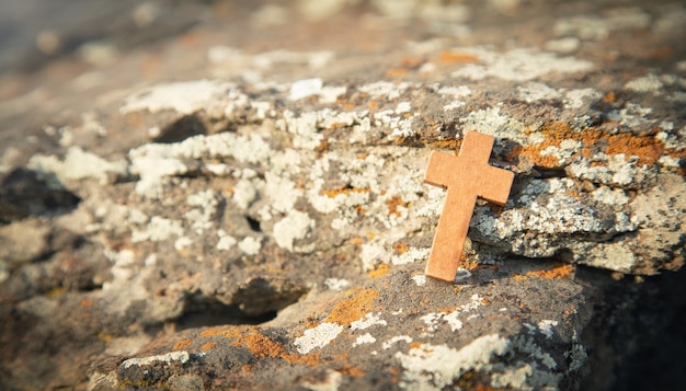 Christliches Kreuz auf dem Stein im Freien