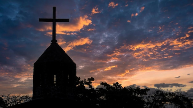Christliches Kreuz auf einem Hügel im Freien bei Sonnenaufgang Auferstehung Jesu Konzeptfoto Silhouette des Kreuzes