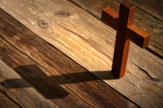 Christliches Kreuz auf Holz über hölzernem