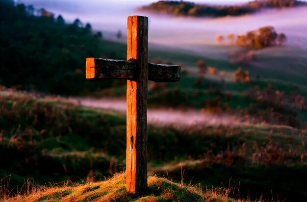 Christliches Kreuz auf Hügel bei Nebel Christliches Kreuz in der Natur Generative KI