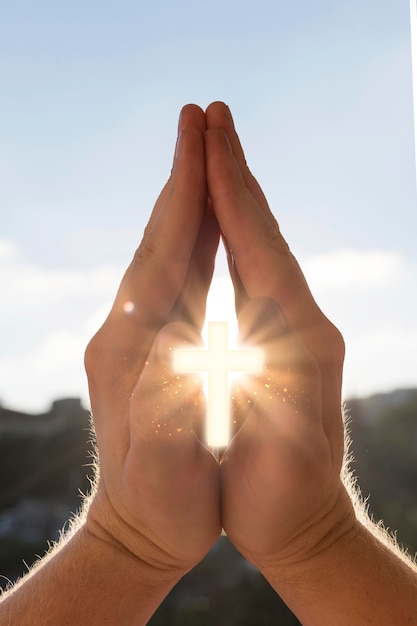 Foto christliches kreuz in der natur