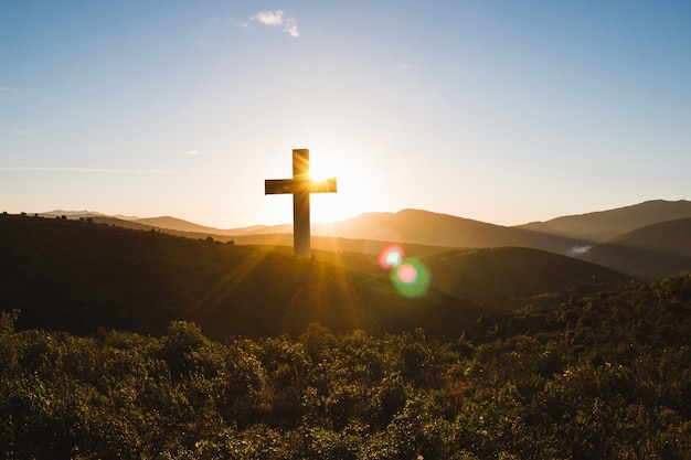 Foto christliches kreuz in der natur