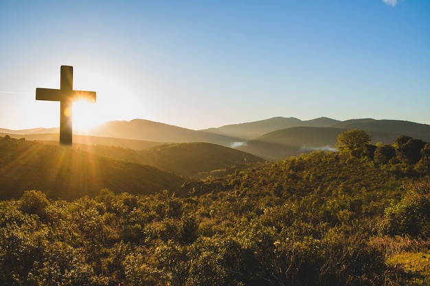 Foto christliches kreuz in der natur