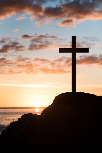 Foto christliches kreuz mit naturlandschaft