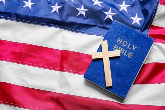 Christliches Kreuz und Bibel auf USA-Flagge