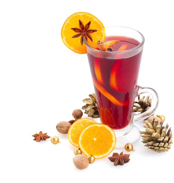 Christma Glühwein mit Tannenbaum isoliert