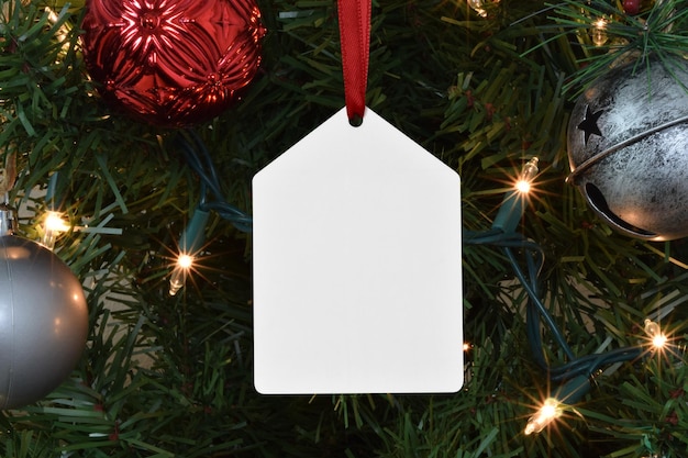 Foto christmas tag ornament mockup styled auf einem beleuchteten baum