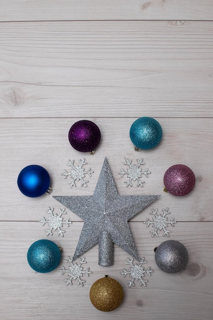 Christmass flatlay árbol de navidad juguetes y decoración de estrella de plata
