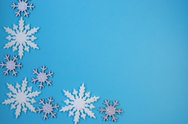 Christmass flatlay fondo blanco copos de nieve en forma de marco