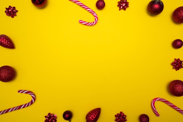 Christmass flatlay juguetes de árbol de Navidad sobre fondo amarillo. Copie el espacio.