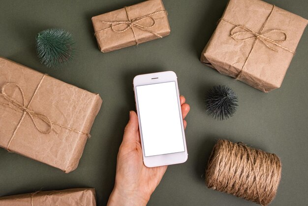 Christmastechnology y año nuevo vacaciones fondo cajas de regalo de teléfono móvil envuelto papel artesanal con ...