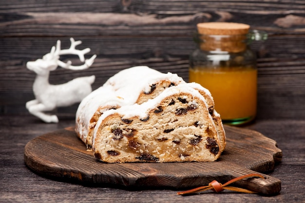 Christstollen auf einem Holzbrett