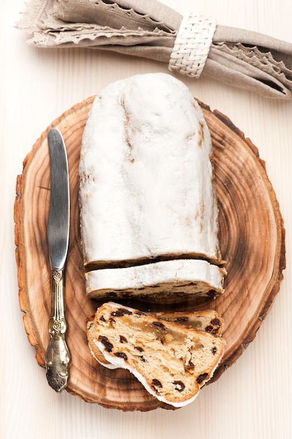 Christstollen auf einem Holzbrett