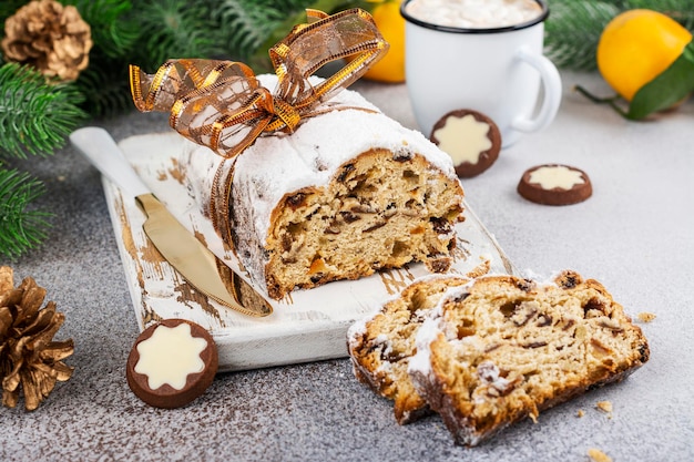 Christstollen auf Holzbrett