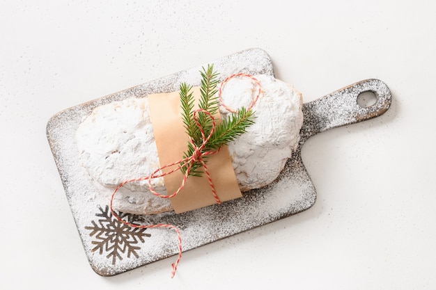 Christstollen deutsches Brot auf weißem Hintergrund