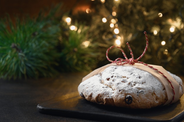 Christstollen traditionelles deutsches Brot auf braun