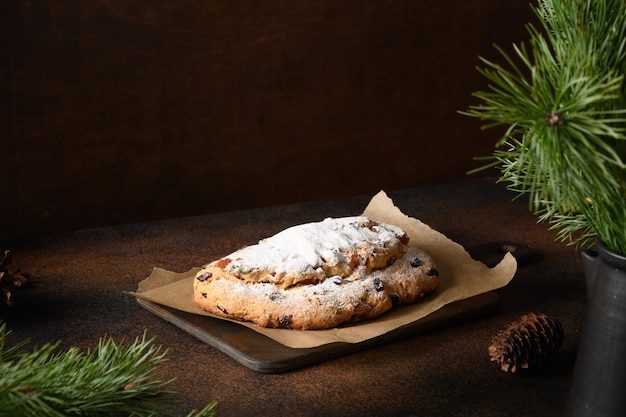 Christstollen traditionelles deutsches Brot auf Braun