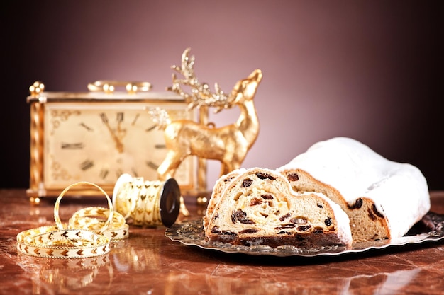 Christstollen und Weihnachtsschmuck