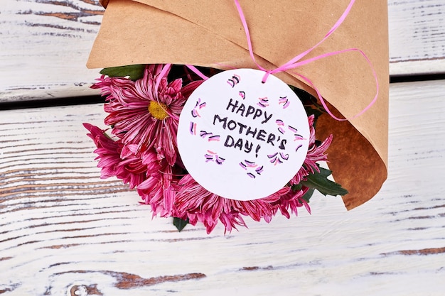 Foto chrysanthemen auf holzhintergrund überraschung für die liebe mutter