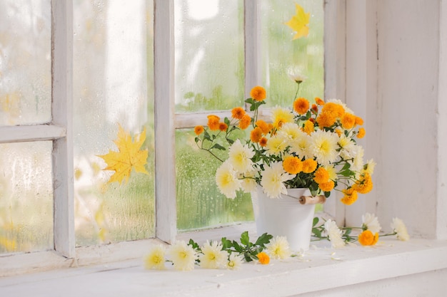 Chrysanthemen in einer weißen Vase