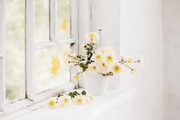 Chrysanthemen in Vase auf Fensterbank im Herbst