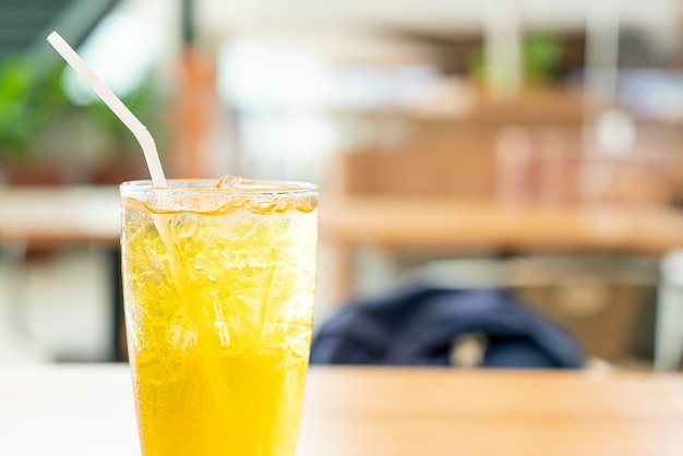 Chrysanthemensaft auf holztisch im café-restaurant