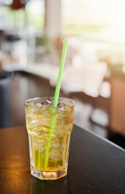 Chrysanthemenwasser mit Eis auf dem Tisch und unscharfem Hintergrund.