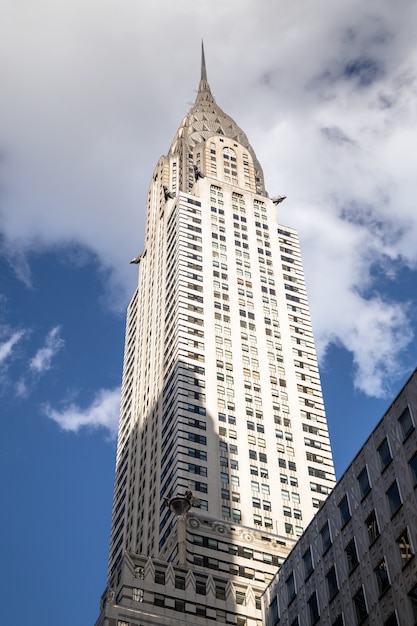 Chrysler Building vor blauem Himmel mit weißen Wolken New York City USA